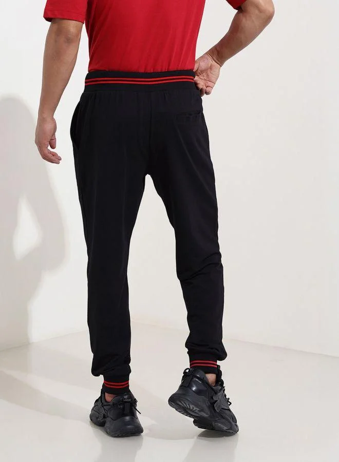 ذا انديان كراج كو Men Regular Fit Bugs Bunny Printed Side Pocket Mid-Rise Joggers